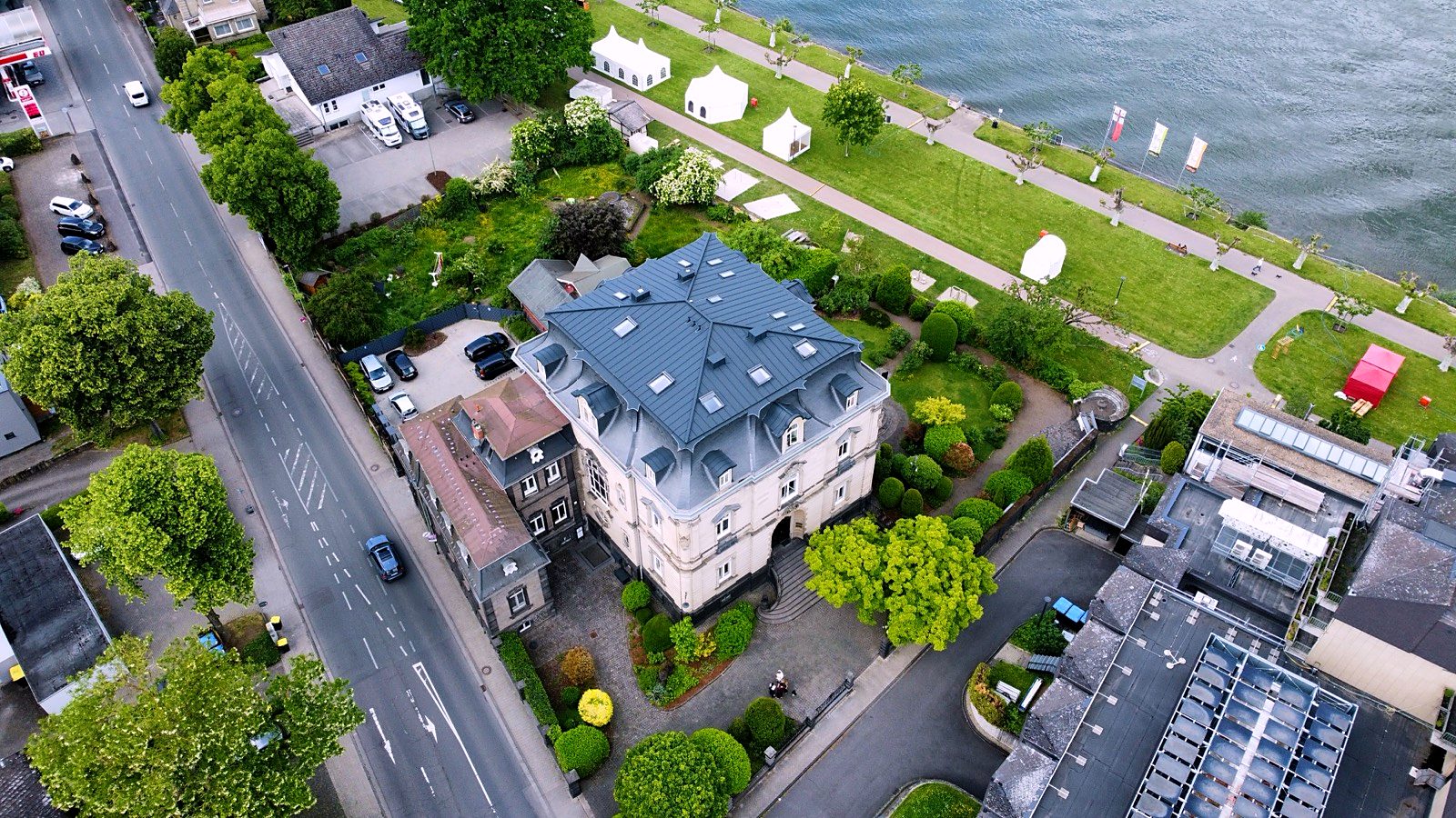 Villa Michels mit Rhein im Hintergrund, Drohnenaufnahme