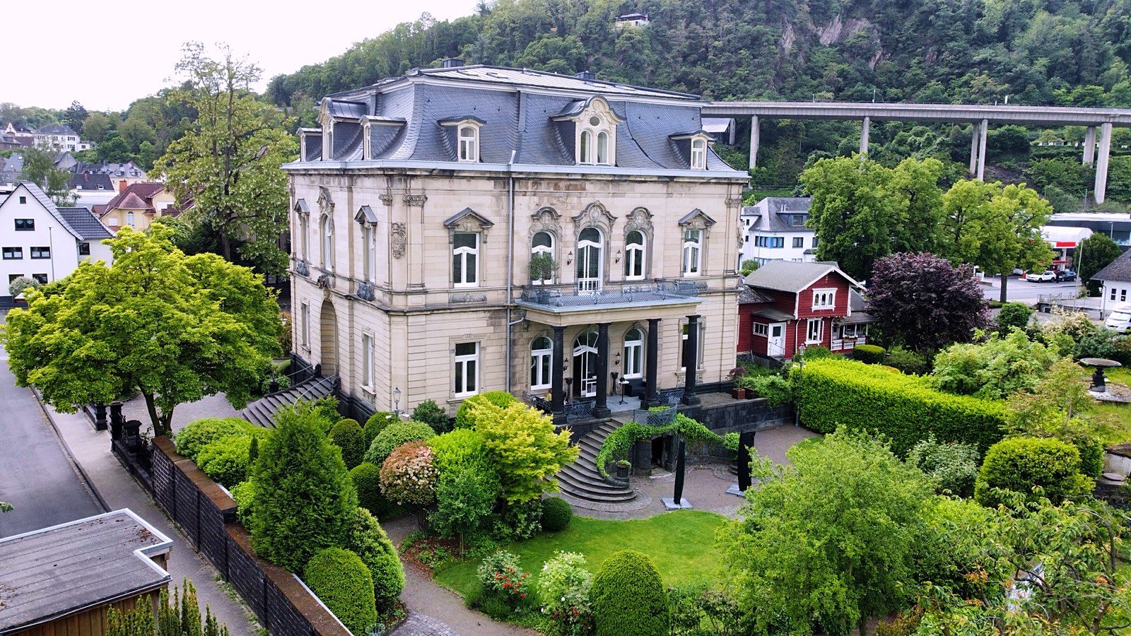 Villa Michels Frontansicht mit Garten