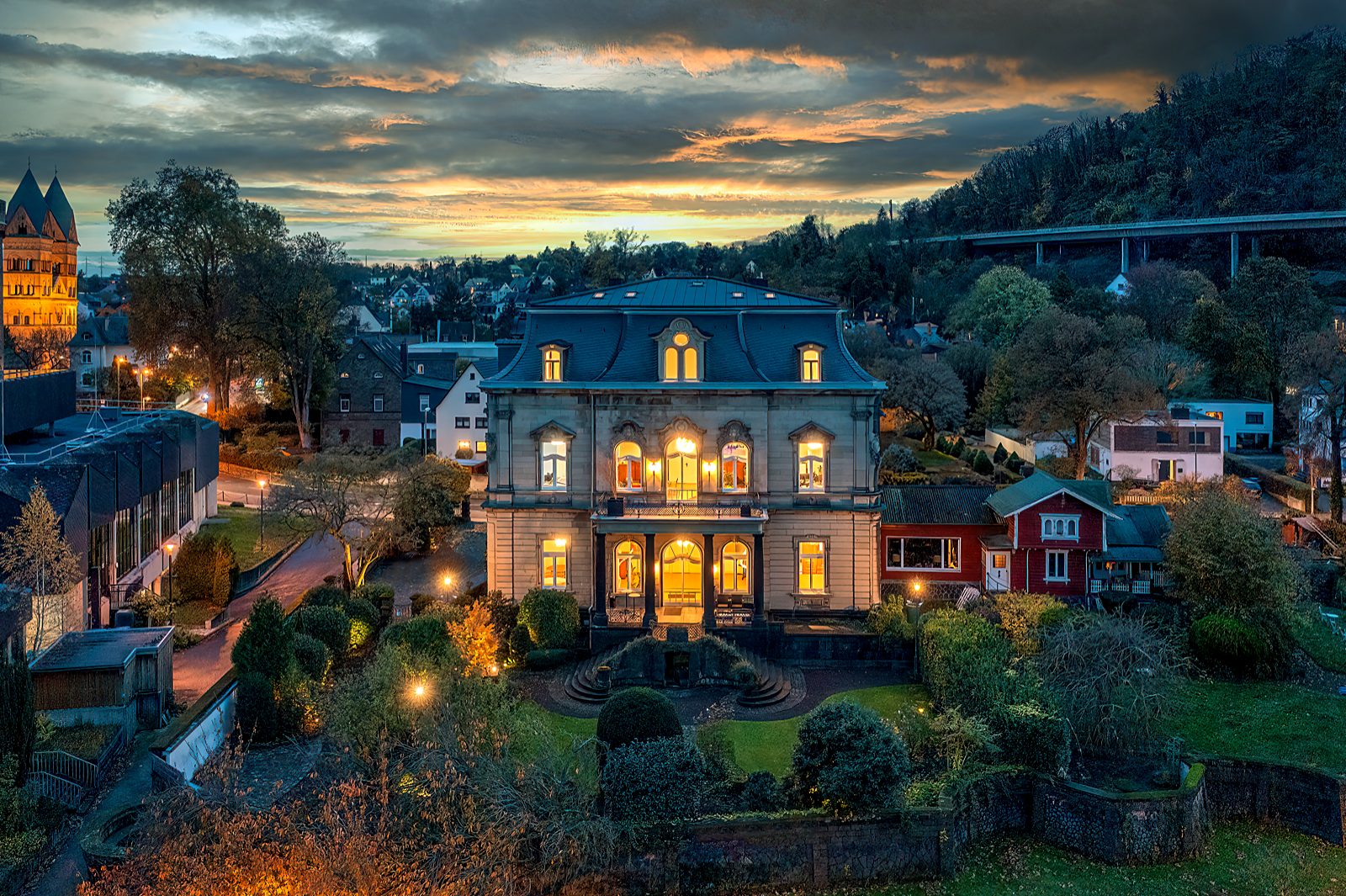Villa Michels bei Nacht, beleuchtet