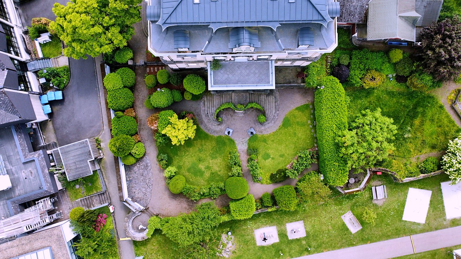 Villa Michels und Garten von oben, mit Rhein-Blick