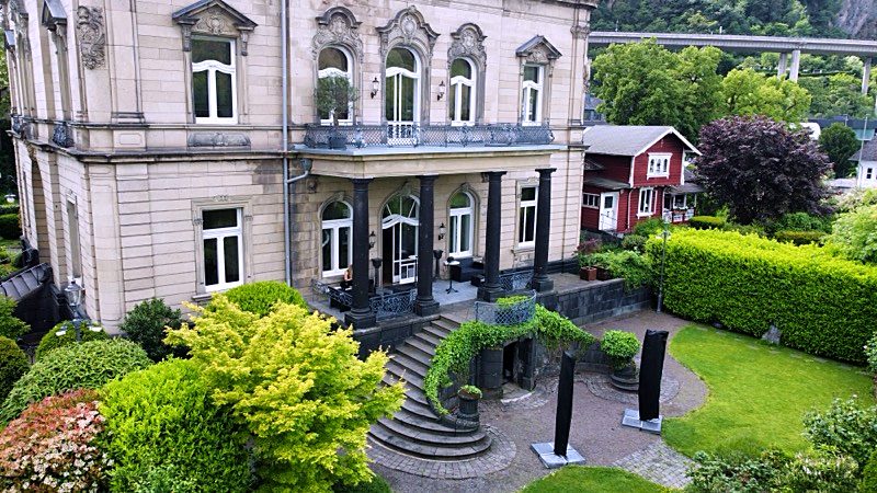 Freitreppe mit Säulendach der Villa Michels
