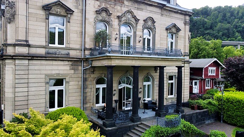 Frontfassade der Villa Michels mit Ornamentik