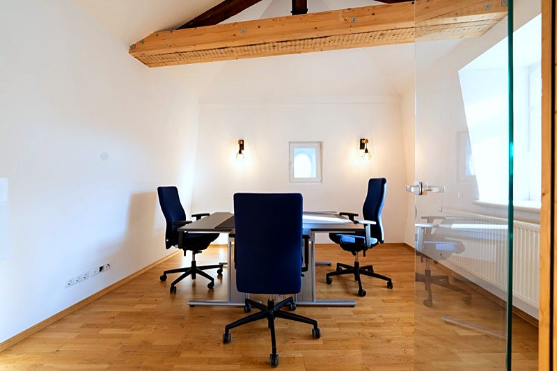 Meeting-Raum in der Villa Michels mit blauen Stühlen