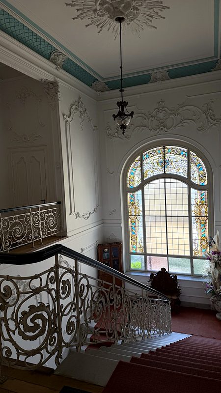 Treppenhaus mit Buntglasfenster in der Villa Michels